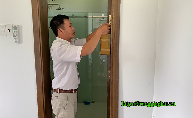 Kỹ thuật viên tiến hành đặt mồi nhữ mối ngay vị trí đang bị mối. Kỹ thuật viên tiến hành đặt mồi nhữ mối ngay vị trí đang bị mối.