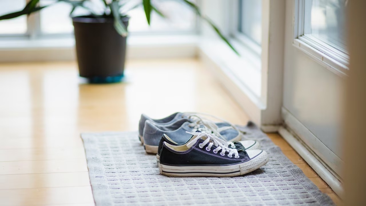 6 tuyệt chiêu từ chuyên gia để giữ sàn nhà sạch bong, sáng bóng - 1 6 tuyệt chiêu từ chuyên gia để giữ sàn nhà sạch bong, sáng bóng - 1