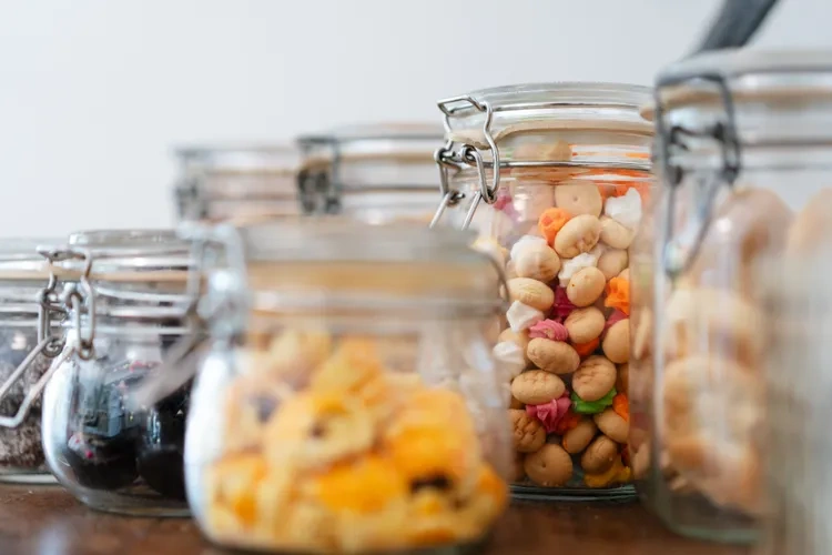 6 bí quyết tận dụng nóc tủ lạnh giúp không gian bếp vừa gọn vừa sang - 5